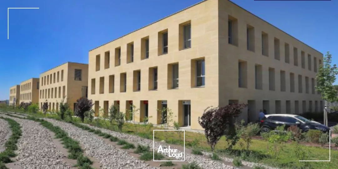 BUREAUX EN RDC AVEC PARKING ET VITRINE À VENDRE