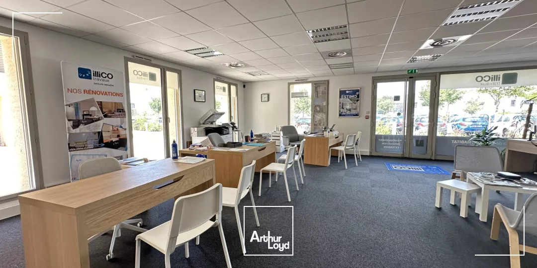 BUREAUX EN RDC AVEC PARKING ET VITRINE À VENDRE