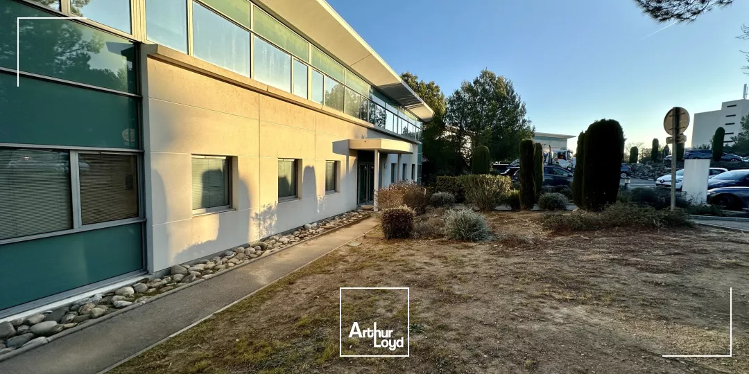 BUREAUX À LOUER EN RDJ AVEC VUE DÉGAGÉE