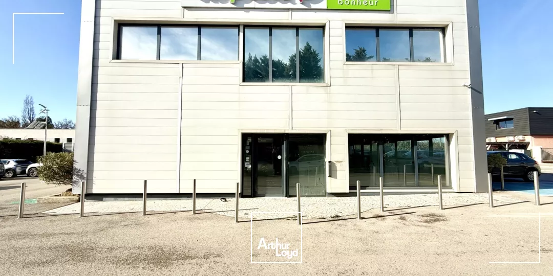 LOCATION BUREAUX AVEC VISIBILITÉ COMMERCIALE