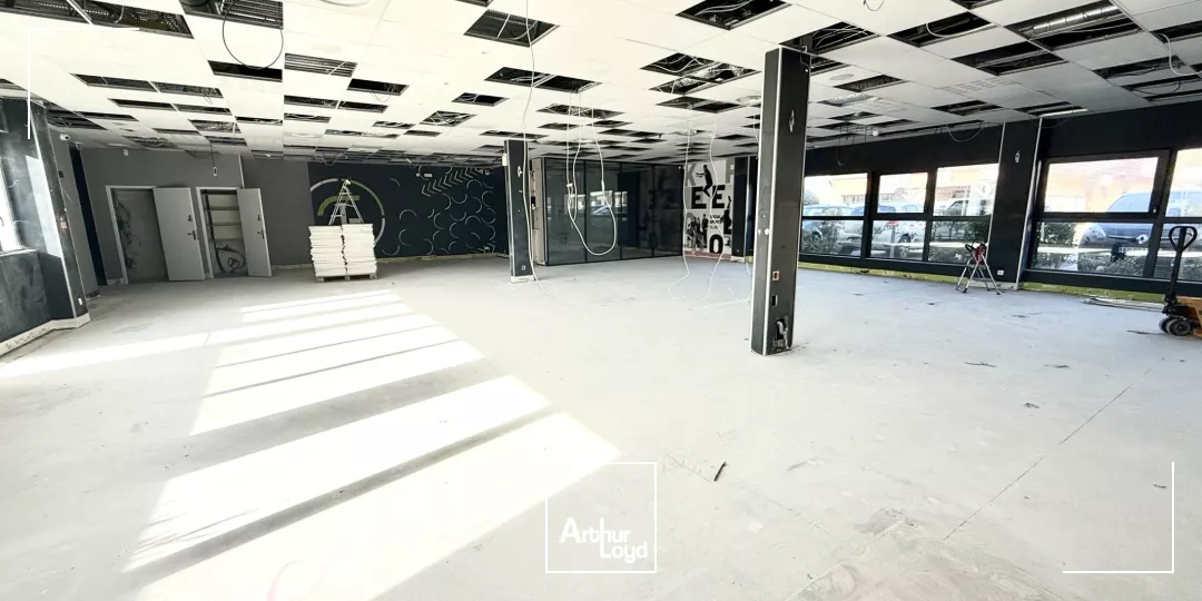 LOCATION BUREAUX AVEC VISIBILITÉ COMMERCIALE