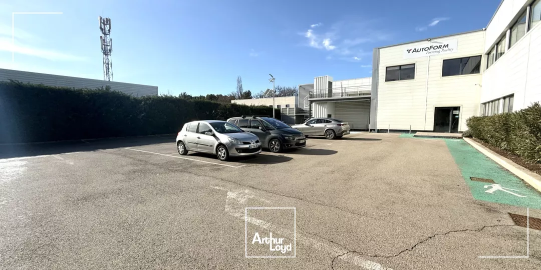 LOCATION BUREAUX AVEC VISIBILITÉ COMMERCIALE