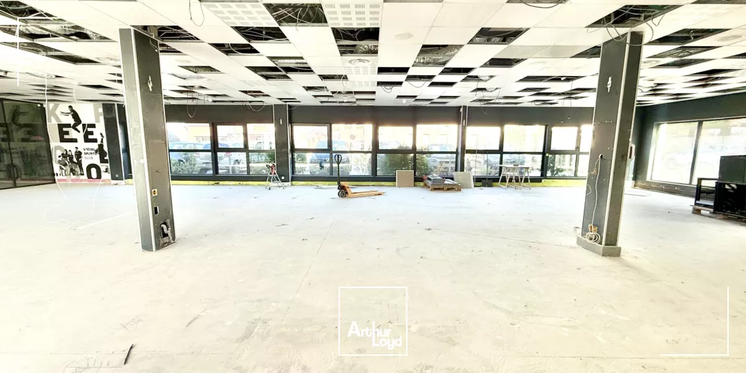 LOCATION BUREAUX AVEC VISIBILITÉ COMMERCIALE