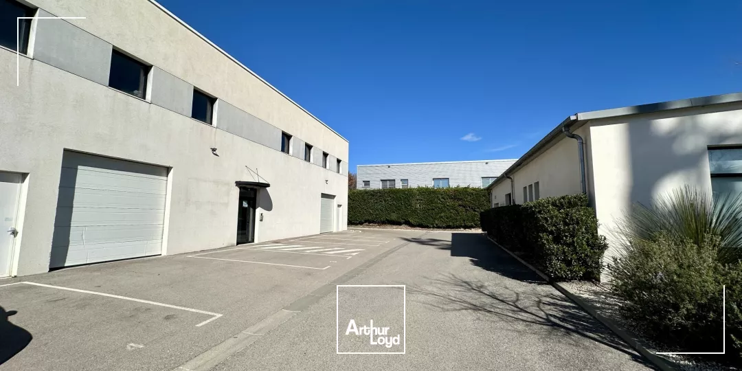 BUREAUX EN ETAGE AU SEIN D'UN ENVIRONNEMENT AGRÉABLE