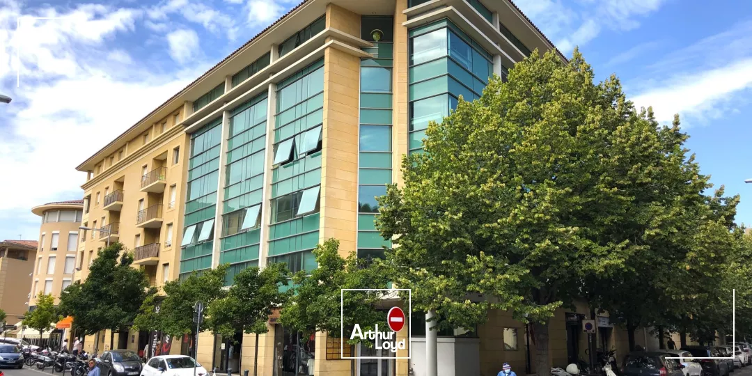 CENTRE VILLE D'AIX, BUREAUX À LOUER EN ÉTAGE AU CALME