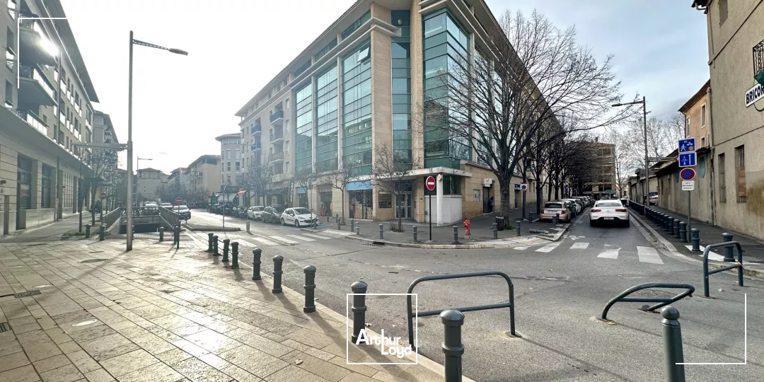 CENTRE VILLE D'AIX, BUREAUX À LOUER EN ÉTAGE AU CALME