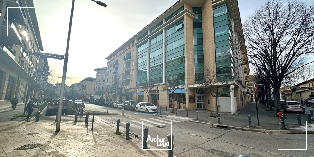 CENTRE VILLE D'AIX, BUREAUX À LOUER EN ÉTAGE AU CALME