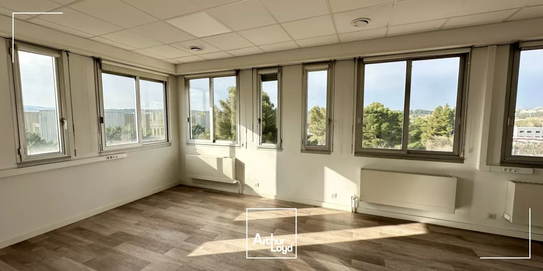 BUREAUX AVEC PARKING AU DERNIER ÉTAGE À LOUER