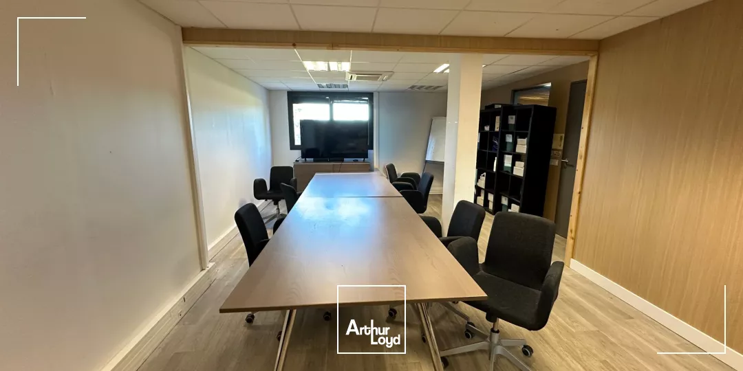 BUREAUX À LOUER ENTRE AIX ET MARSEILLE EN BORDURE D'AUTOROUTE