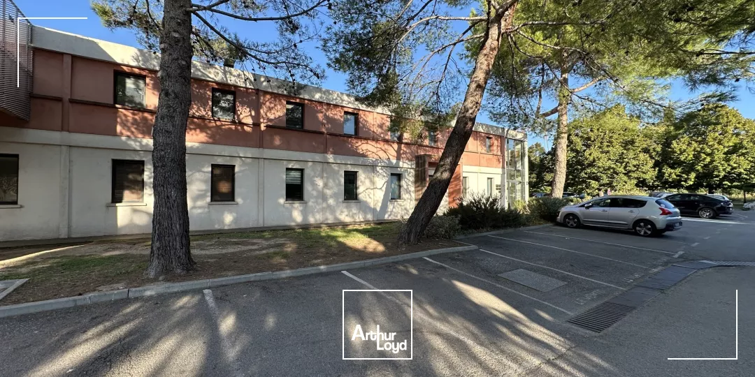 BUREAUX À LOUER ENTRE AIX ET MARSEILLE EN BORDURE D'AUTOROUTE