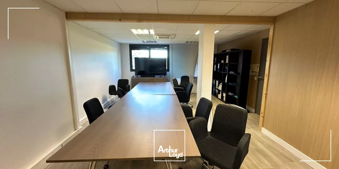 BUREAUX À LOUER ENTRE AIX ET MARSEILLE EN BORDURE D'AUTOROUTE