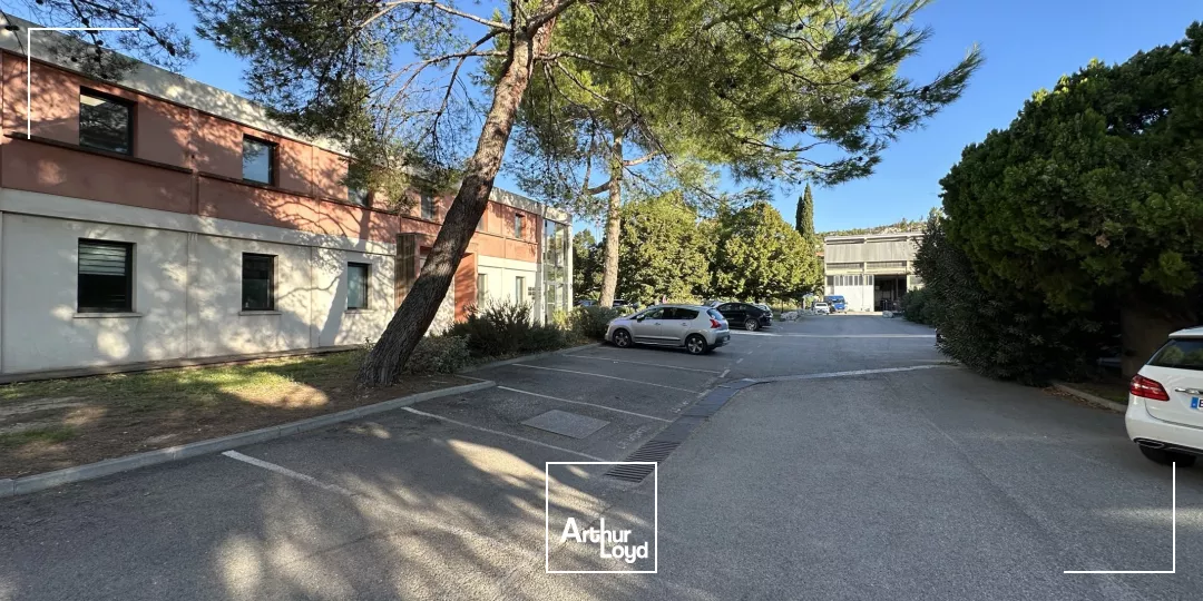 BUREAUX À LOUER ENTRE AIX ET MARSEILLE EN BORDURE D'AUTOROUTE