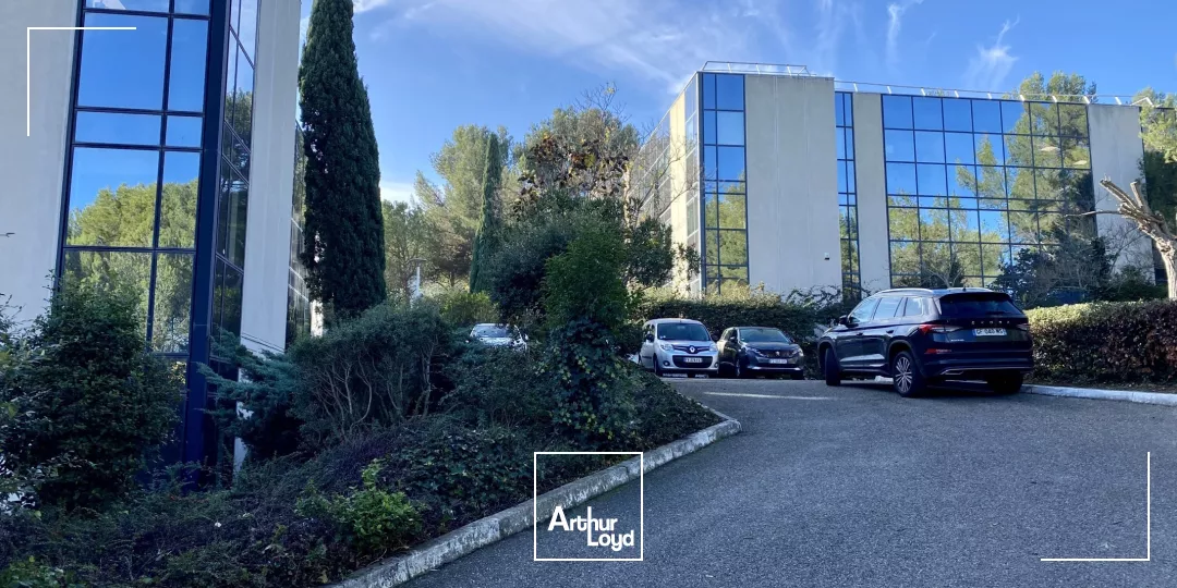BUREAUX À LOUER DANS UN ENVIRONNEMENT CALME ET VERDOYANT