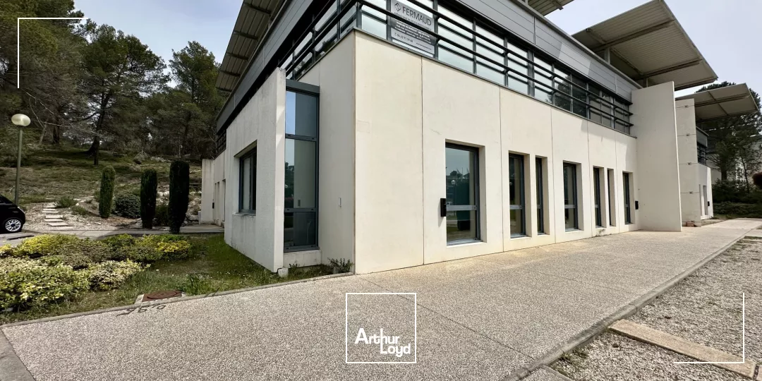 BUREAUX EN ETAGE À LOUER AU SEIN D'UN ENVIRONNEMENT AGRÉABLE
