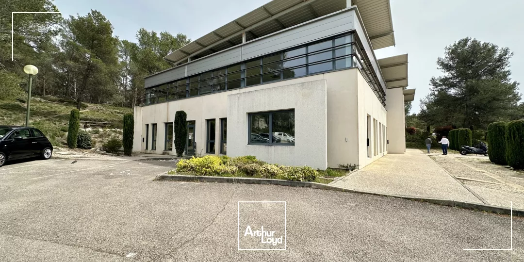 BUREAUX EN ETAGE À LOUER AU SEIN D'UN ENVIRONNEMENT AGRÉABLE