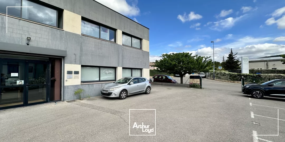 BUREAUX AMÉNAGÉS À VENDRE À EGUILLES 1ER ÉTAGE AVEC PARKING