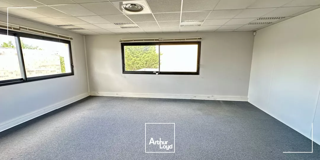 BUREAUX AMÉNAGÉS À VENDRE À EGUILLES 1ER ÉTAGE AVEC PARKING