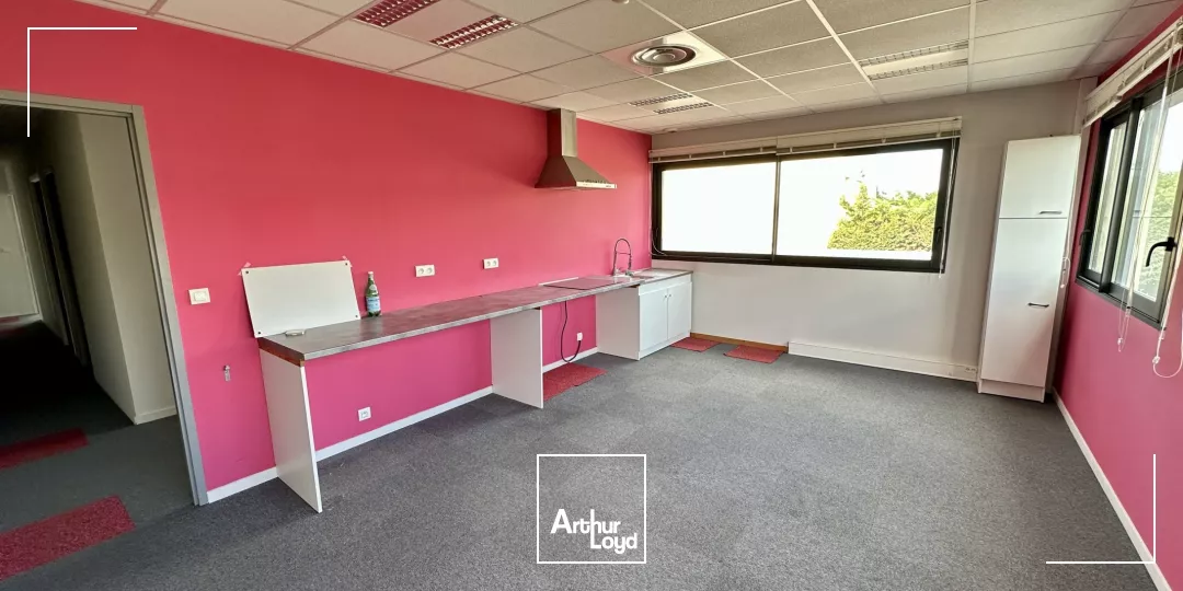 BUREAUX AMÉNAGÉS À VENDRE À EGUILLES 1ER ÉTAGE AVEC PARKING