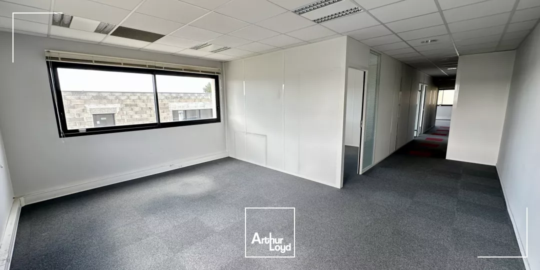 BUREAUX AMÉNAGÉS À VENDRE À EGUILLES 1ER ÉTAGE AVEC PARKING