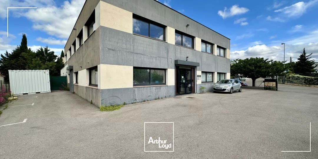 BUREAUX AMÉNAGÉS À VENDRE À EGUILLES 1ER ÉTAGE AVEC PARKING