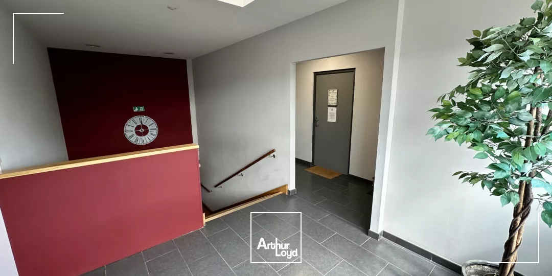 BUREAUX AMÉNAGÉS À VENDRE À EGUILLES 1ER ÉTAGE AVEC PARKING