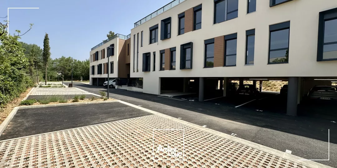 IMMEUBLE NEUF DE STANDING AVEC VISIBILITÉ ET PARKING