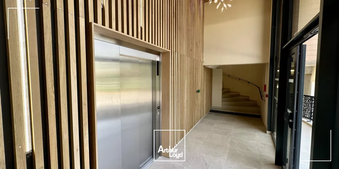 IMMEUBLE NEUF DE STANDING AVEC VISIBILITÉ ET PARKING