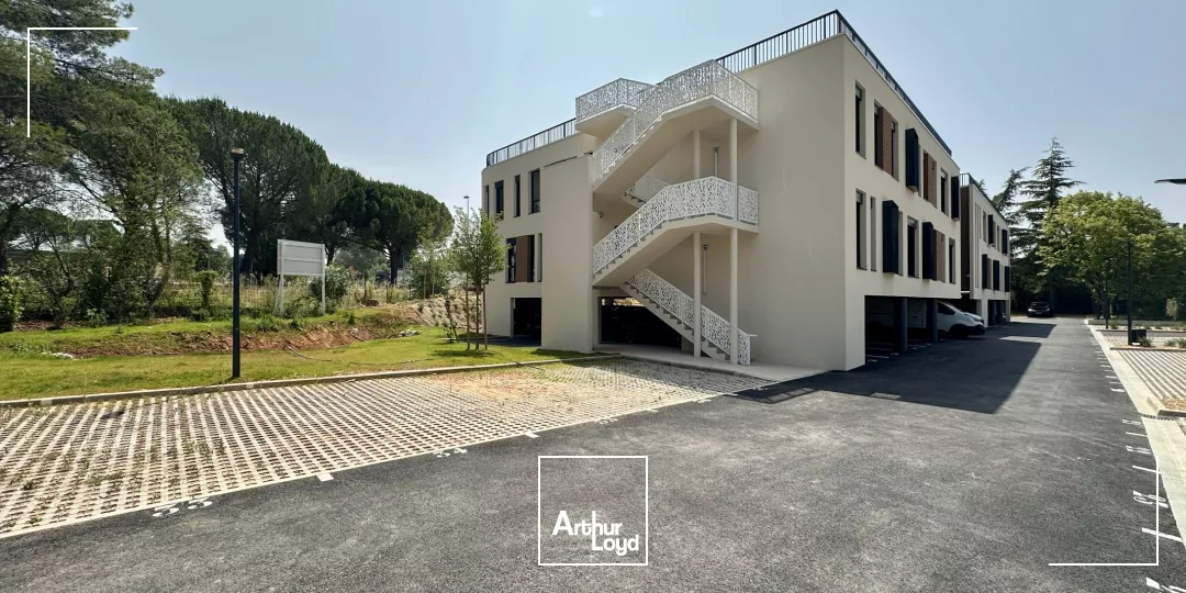 IMMEUBLE NEUF DE STANDING AVEC VISIBILITÉ ET PARKING