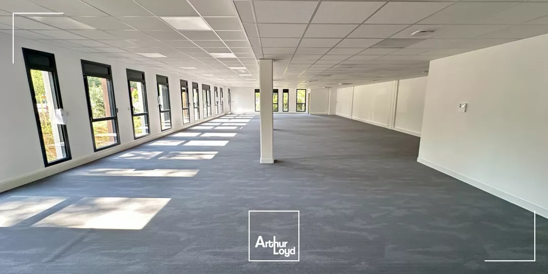 IMMEUBLE NEUF DE STANDING AVEC VISIBILITÉ ET PARKING