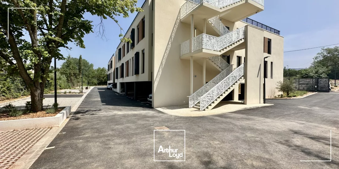 IMMEUBLE NEUF DE STANDING AVEC VISIBILITÉ ET PARKING