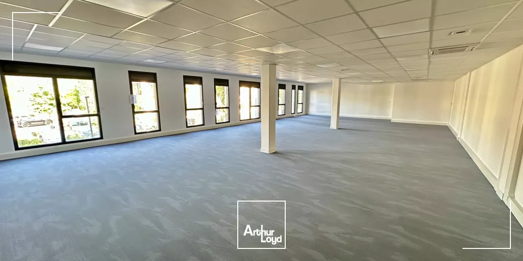 IMMEUBLE NEUF DE STANDING AVEC VISIBILITÉ ET PARKING