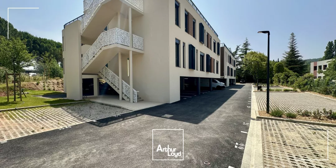 IMMEUBLE NEUF DE STANDING AVEC VISIBILITÉ ET PARKING