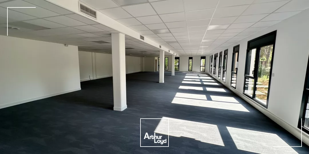 IMMEUBLE NEUF DE STANDING AVEC VISIBILITÉ ET PARKING