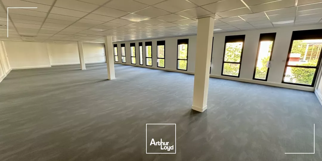 IMMEUBLE NEUF DE STANDING AVEC VISIBILITÉ ET PARKING