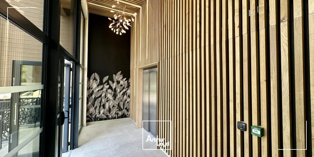 IMMEUBLE NEUF DE STANDING AVEC VISIBILITÉ ET PARKING