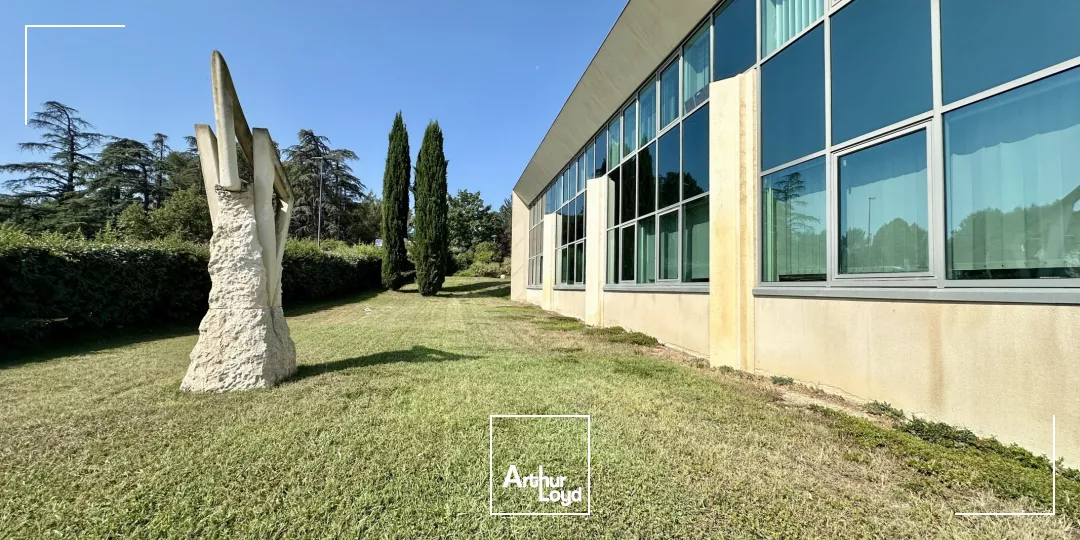 BUREAUX À VENDRE LUMINEUX AU REZ-DE-CHAUSSÉE AVEC PARKING