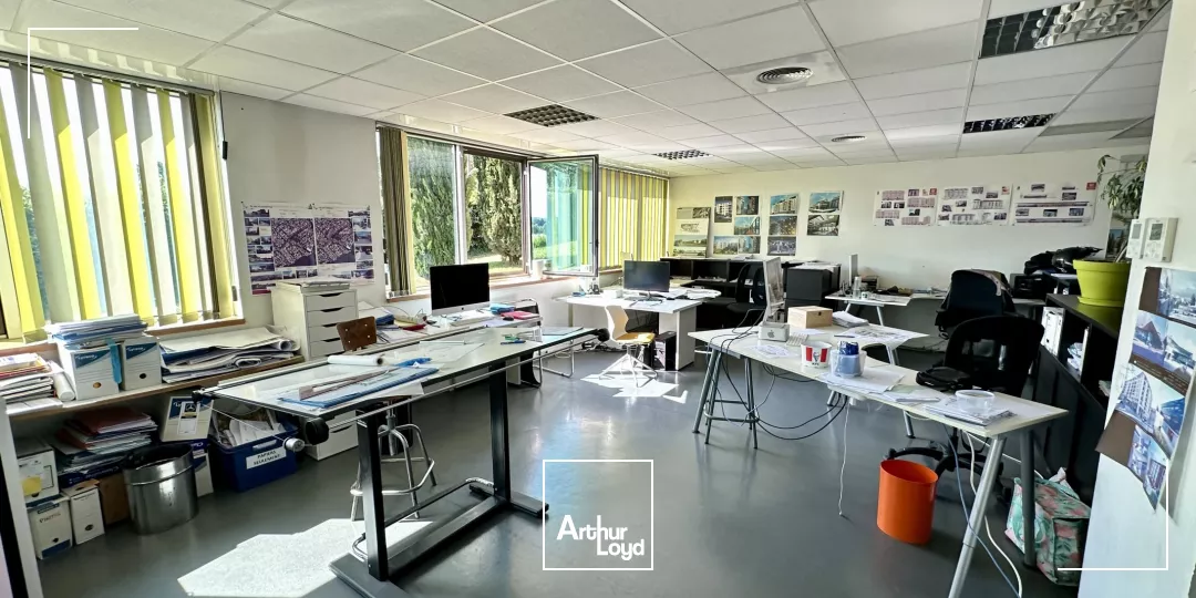 BUREAUX À VENDRE LUMINEUX AU REZ-DE-CHAUSSÉE AVEC PARKING