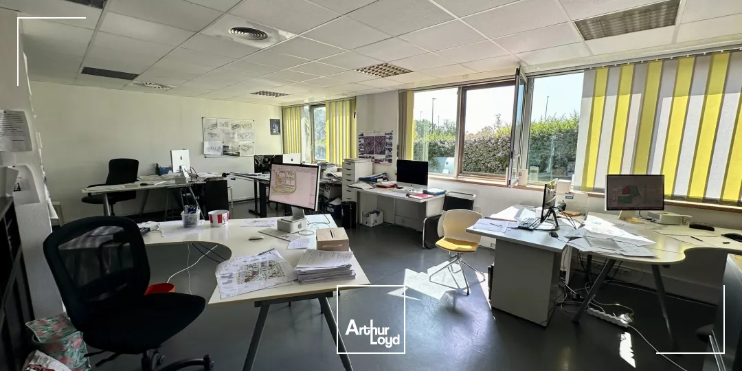 BUREAUX À VENDRE LUMINEUX AU REZ-DE-CHAUSSÉE AVEC PARKING