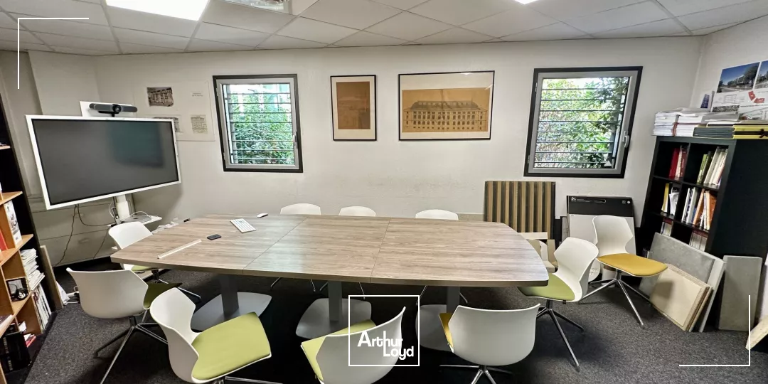 BUREAUX À VENDRE LUMINEUX AU REZ-DE-CHAUSSÉE AVEC PARKING