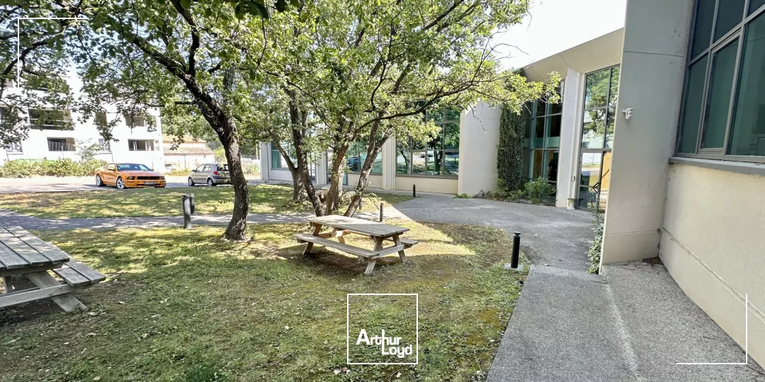 BUREAUX À VENDRE LUMINEUX AU REZ-DE-CHAUSSÉE AVEC PARKING