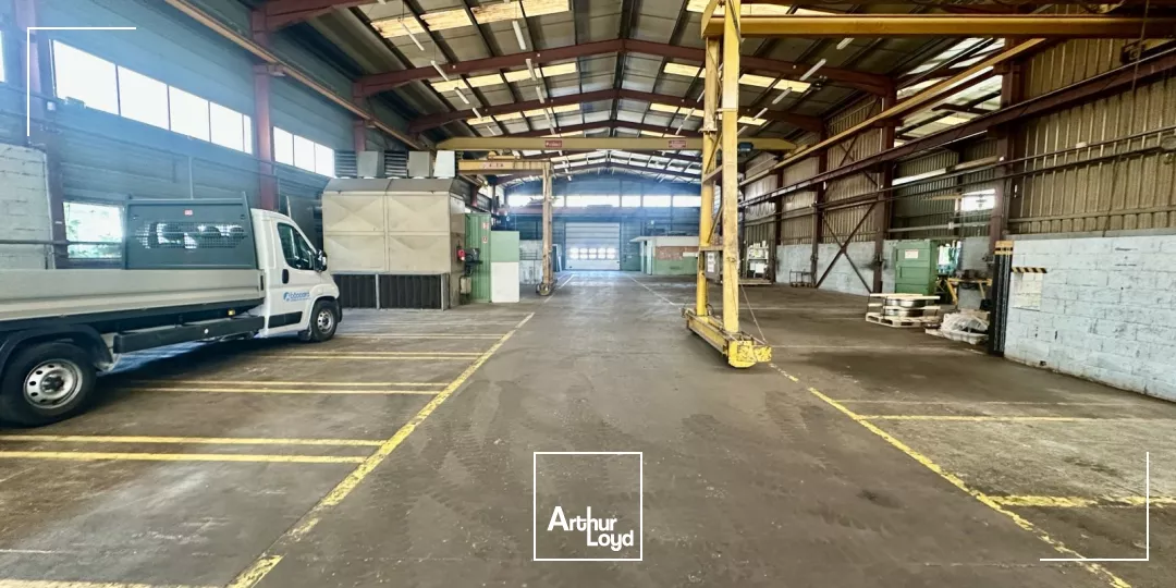 LOCAL AVEC PONT ROULANT