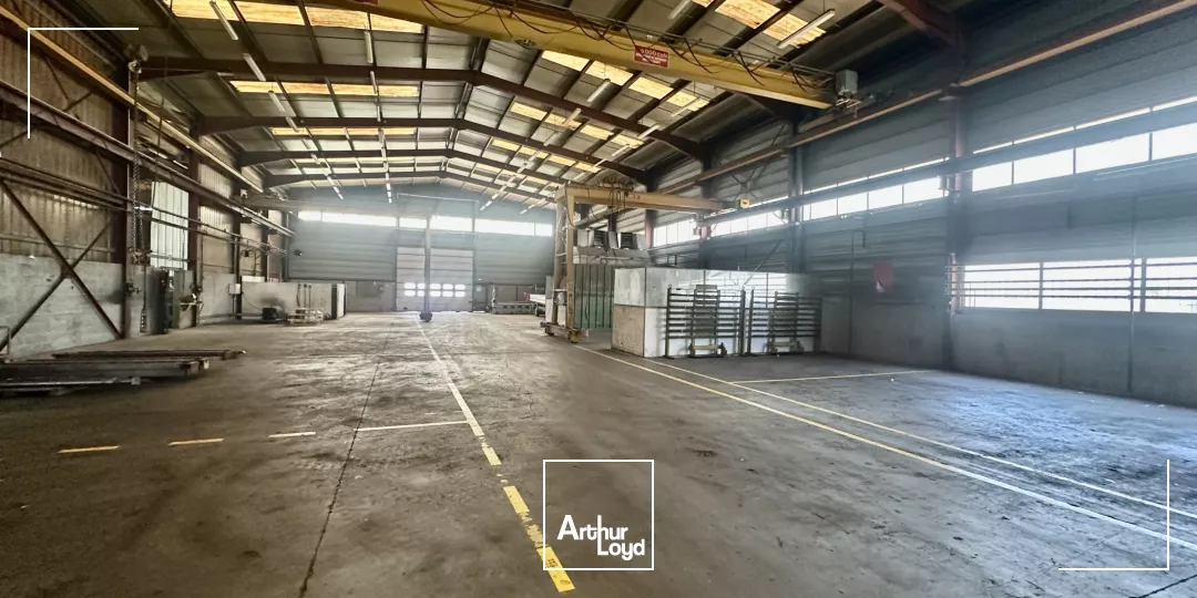 LOCAL AVEC PONT ROULANT