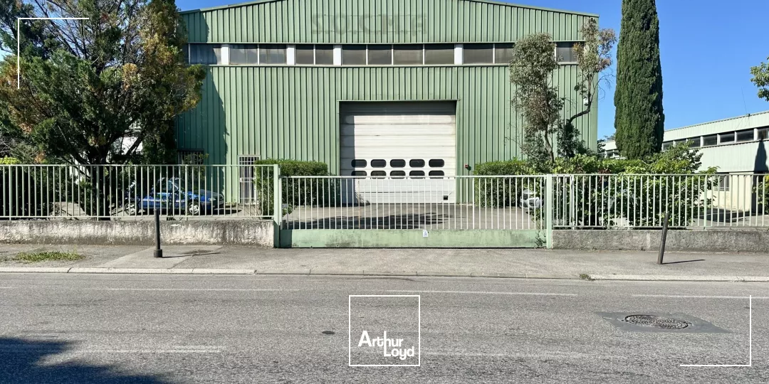 LOCAL AVEC PONT ROULANT