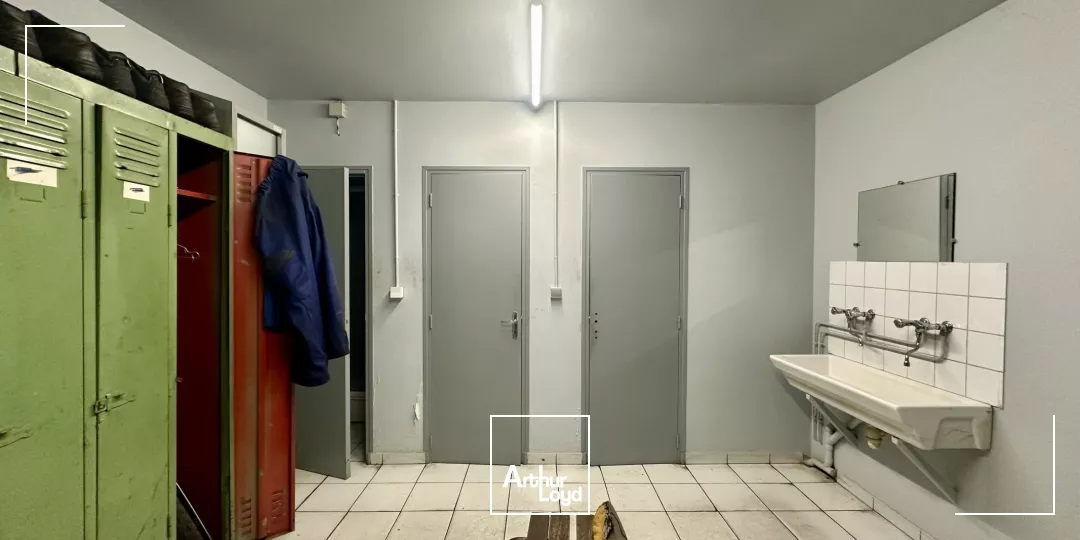 LOCAL AVEC PONT ROULANT