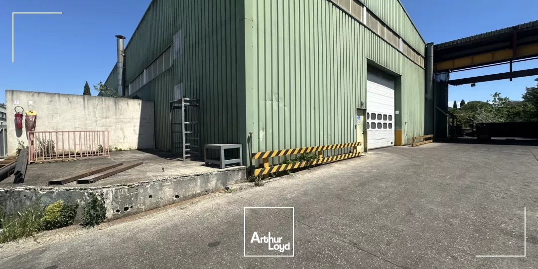 LOCAL AVEC PONT ROULANT