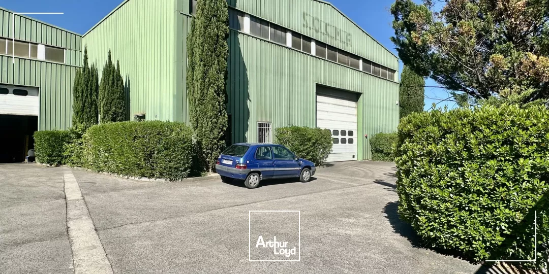 LOCAL AVEC PONT ROULANT