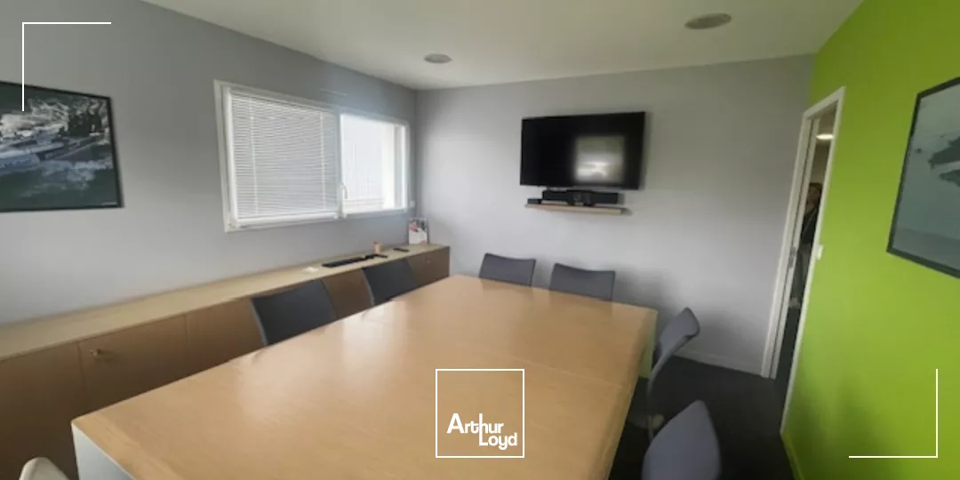 A LOUER - IMMEUBLE TERTIAIRE DE 619 M² - SAINT-MARTIN-DES-CHAMPS