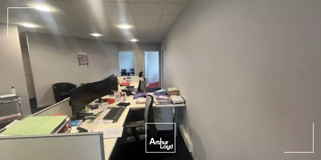 A LOUER - IMMEUBLE TERTIAIRE DE 619 M² - SAINT-MARTIN-DES-CHAMPS