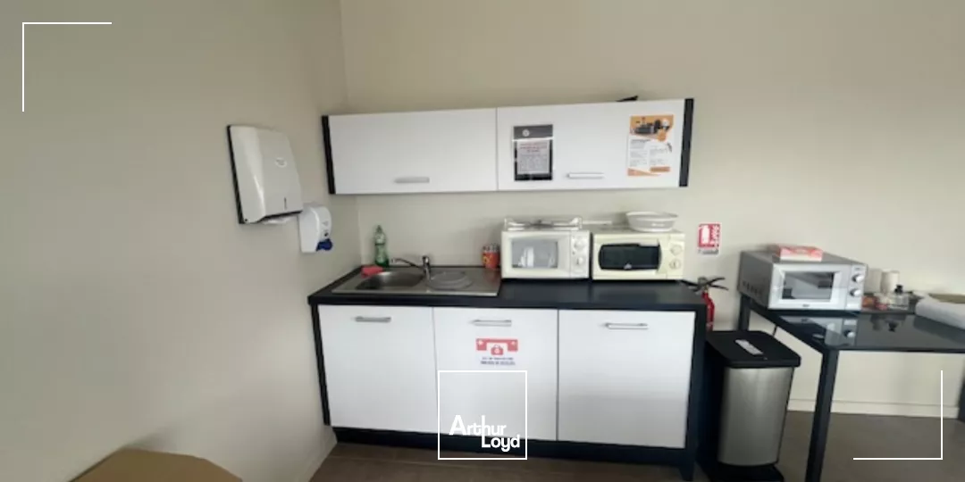 A LOUER - IMMEUBLE TERTIAIRE DE 619 M² - SAINT-MARTIN-DES-CHAMPS