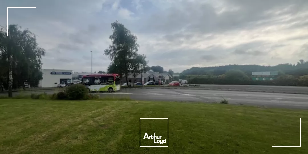 A LOUER - IMMEUBLE TERTIAIRE DE 619 M² - SAINT-MARTIN-DES-CHAMPS